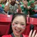韓国の人気美人ユーチューバの後ろで人種差別的な「つり目ポーズ」をとるメキシコ人男性。この映像が拡散され炎上騒ぎに（Incocat_tのYoutubeより）