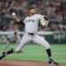 巨人がプロ野球タイ記録となる執念の10人継投で広島との延長戦を制した。最後は守護神のマルティネスが3人で締める（資料写真・スポーツ報知/アフロ）