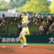 西武ーロッテ戦でセレモニアルピッチを務めた人気モデルのほのかさん。ノーバウンドピッチとはならなかった（写真・西武球団提供）