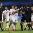 日本に敗れた北朝鮮の選手が血相を変えて審判団に詰め寄った（写真・AP/アフロ）